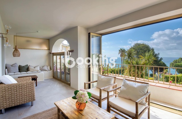 Charming apartment in Sant Feliu de Guíxols with pool and spectacular sea views