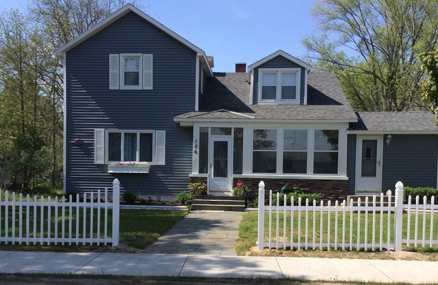 Charming Family Cottage- downtown Elk Rapids, 2-blocks to town