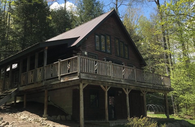 Charming family-friendly 3-bedroom lakehouse in peaceful Chestertown