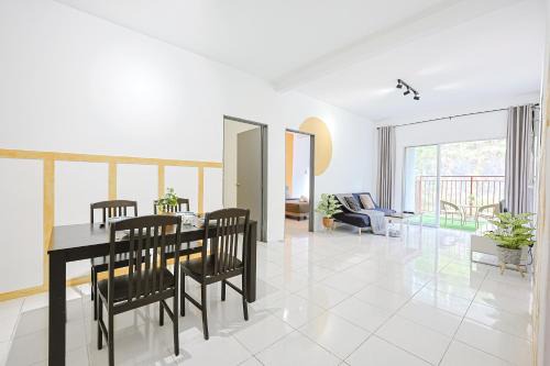 Charming Family Getaway with Home Comforts Clover Home 2-23A