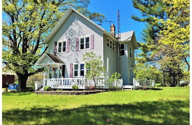 Charming Farmhouse in the Orchards near Lake Mich!