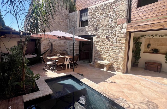 Charming house with swimming pool, in the heart of the village of Gallargues-Le-Montueux.