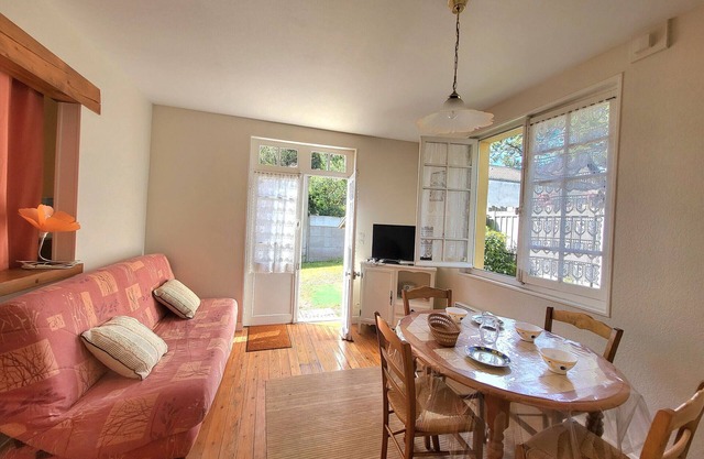 Charming 40s Beach House near Ocean, Shops & Activities