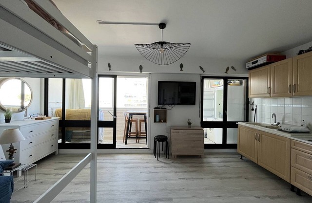 Charming studio near beach, pets allowed