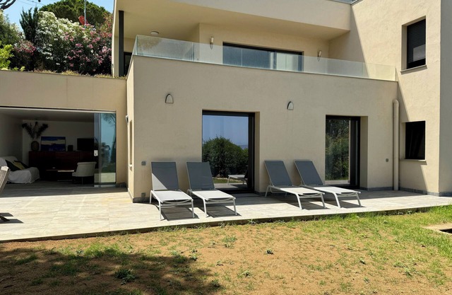 🌊 Charming Garden-Level Apartment with Sea Views – Begur, Costa Brava 🌿