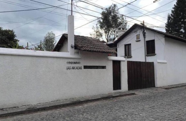 Charming gated 3-bedroom, pool and free parking in the heart of Antigua. Lovely!