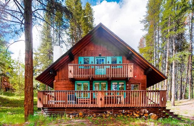 Charming getaway near the slopes and town with deck, fast WiFi & foosball table