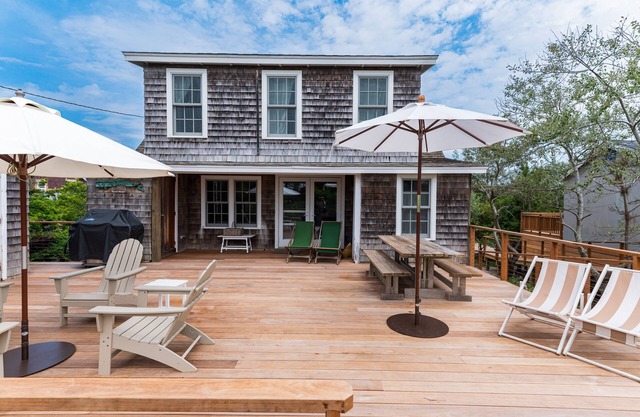 Charming getaway near the beach w/free WiFi, gas grill, and partia A/C