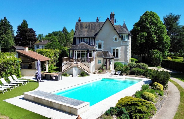Charming gîte with swimming pool and jacuzzi in the heart of the Loire Valley