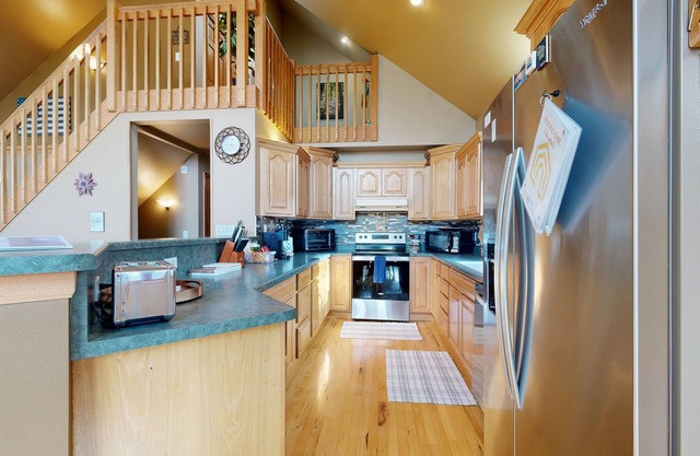 Charming Golf View Home, w/Hot tub, Sauna, Fire pit, near Lakes & Trails!