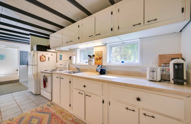 Charming Great Cacapon Cabin w/Screened-In Porch!