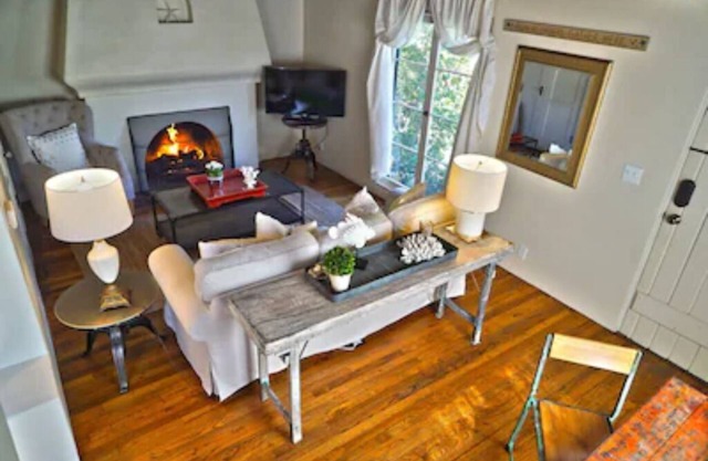Charming Green Cottage blocks to Beach and Village