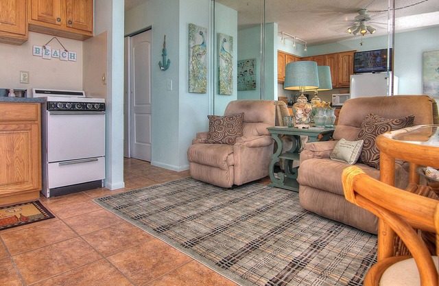 Charming Gulf front condo with views of Belleair Beach, outdoor pool, central AC