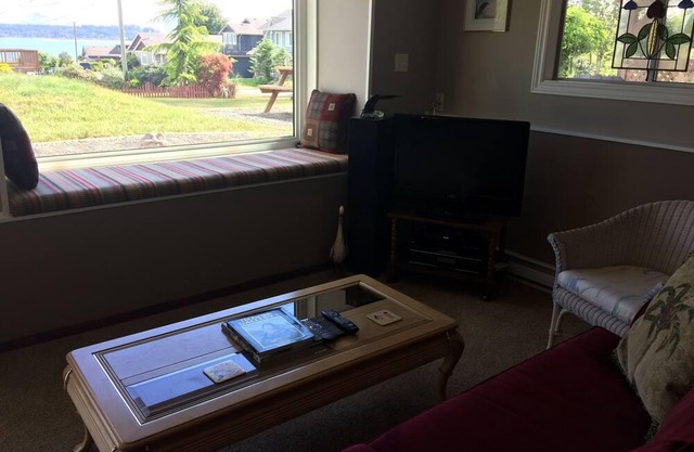 Charming Half-Duplex with a Lovely Ocean View Steps from Royston Seaside Park!