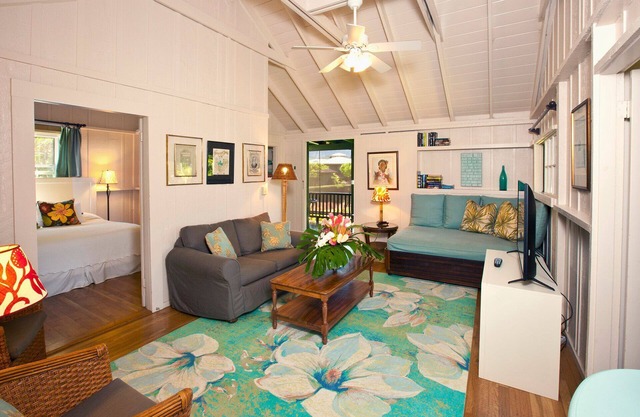 Charming Hanalei Beach Cottage Walk to town & the Beach! A/C TVNC-1091