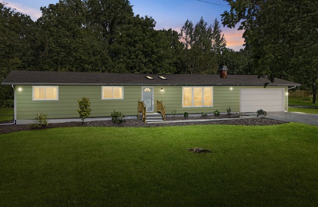Charming Harbor Country Home w/large yard, outdoor dining, fire pit & gas grill