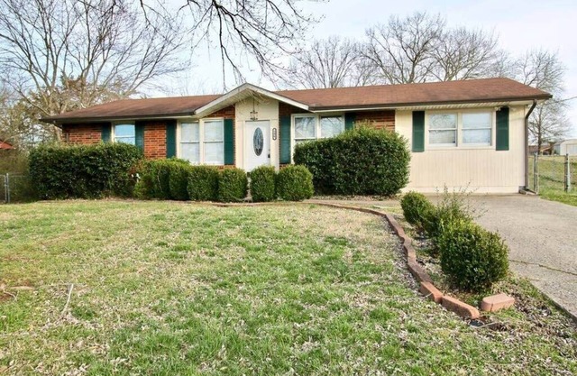 Charming Hendersonville Home with a Spacious Fenced Backyard
