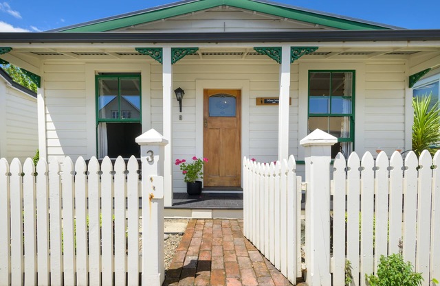 Charming Historic Cottage 3 minutes to city centre