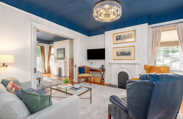 Charming Historic District Parlor-Level Apartment