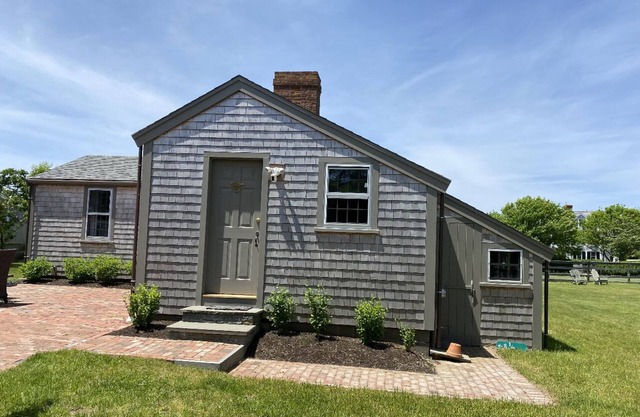 Charming Historic Downtown Cottage