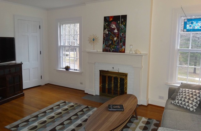 Charming Historical Apartment House In Historic Neighborhood