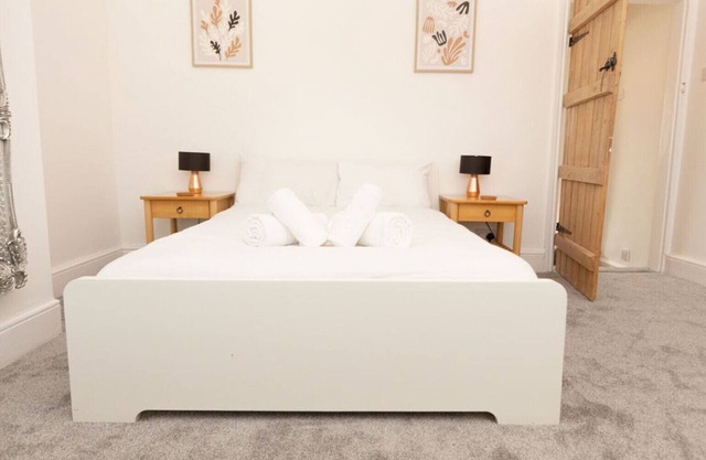 Charming Home 3mins from Manchester Airport