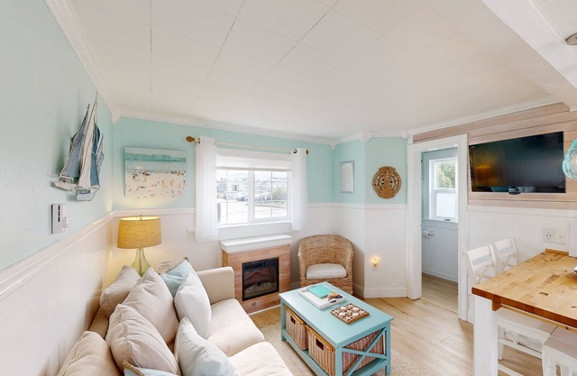 Charming home near beach with fast WiFi & whimsical interior - close to beach