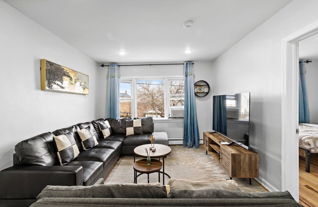 Charming Home Near NYC – Gym, Airport, Easy Access