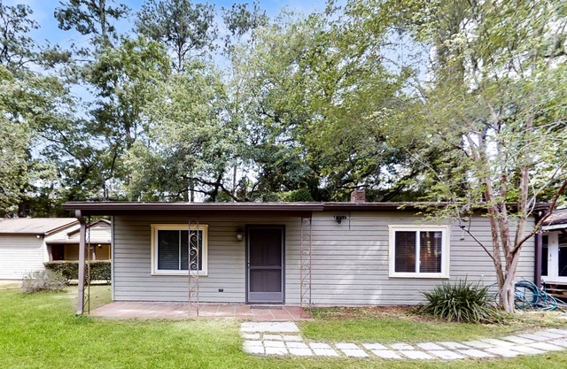 Charming home near downtown Tallahassee with washer/dryer, full kitchen, & AC