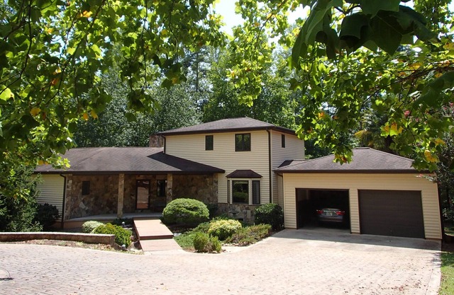 Charming home on Lake Hartwell