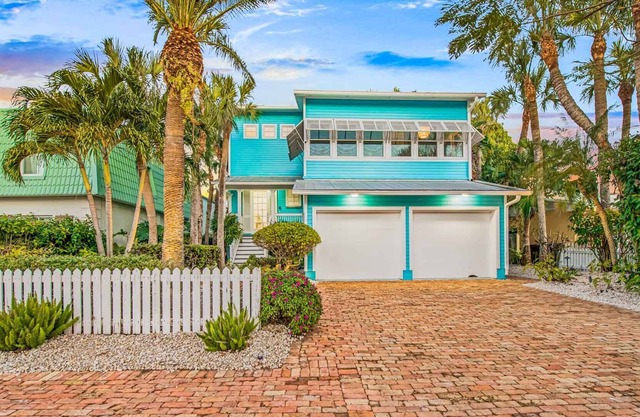 Charming Home. Private Pool. Great Amenities. Steps to Beach/St. Armand's