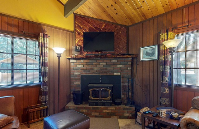 Charming home w/ full kitchen & wood stove - minutes to ski slopes
