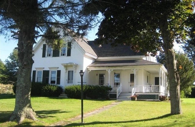 Charming Home W/Harbor View: Walk to Resturants, Shops & Beach