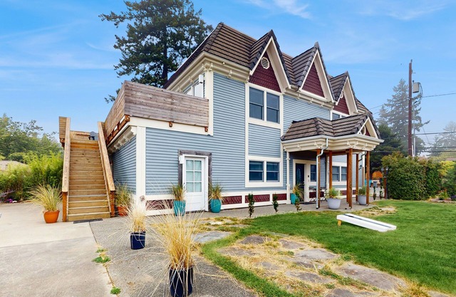 Charming home with expansive views, dog-friendly, large yard with yard games