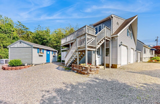Charming home with ocean view, firepit, deck, golf nearby, & W/D