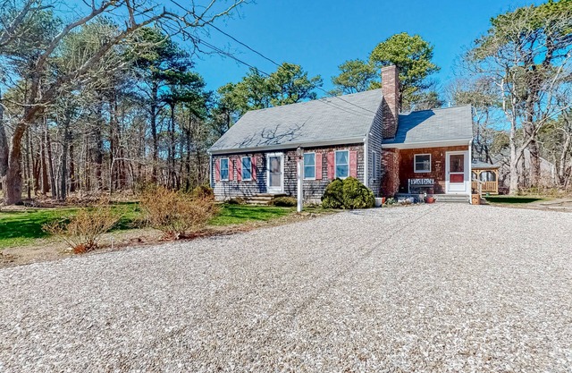 Charming home with WiFi, gazebo, deck, gas grill, & great location - dogs OK