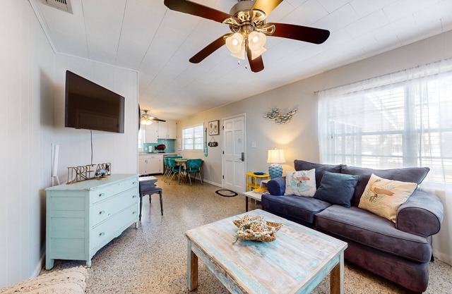 Charming house & studio with high-speed WiFi, central AC, grill & screened porch