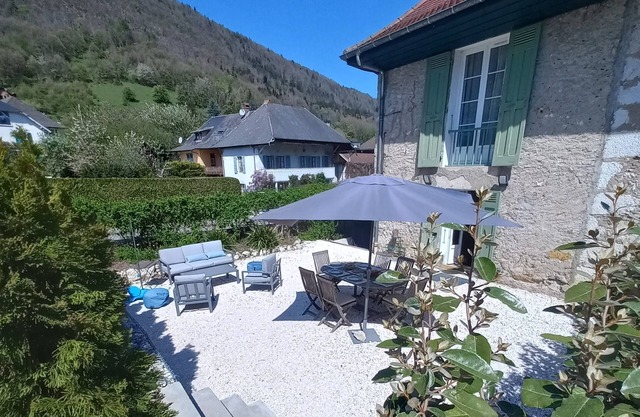 Charming house 5mns walk from the lake - Staggered arrival from 03/08 to 17/08.