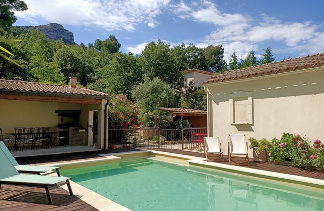 Charming house at the foot of the Luberon (rated 4 stars)