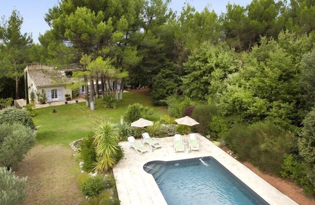 CHARMING HOUSE IN LUBERON WITH HEATED POOL AND SPA