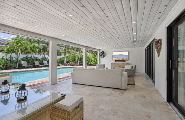 Charming house in desirable Delray. “Lake Ida” neighborhood with HEATED Pool