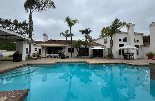 Charming house in wonderful Encinitas with WiFi, AC, Sauna, Pool, Jacuzzi.