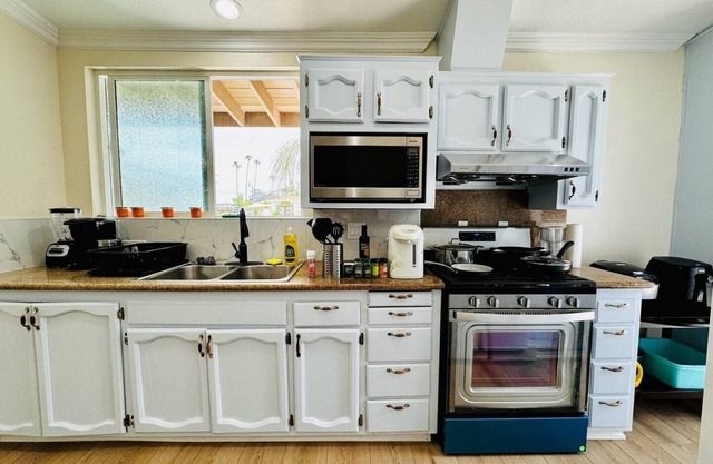 Charming house boat with 4 bedrooms and WiFi, AC in gorgeous Hacienda Heights
