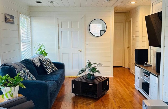 Charming house w/spacious backyard, 7 minutes to downtown Raleigh