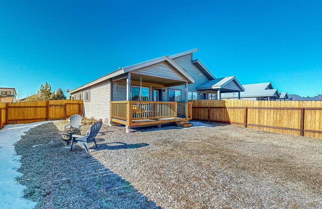 Charming house with full kitchen, W/D, private backyard & great location