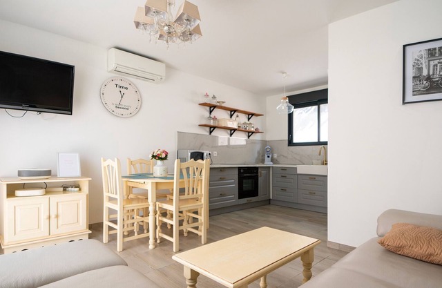"Charming house with swimming pool", with private swimming pool and Wi-Fi