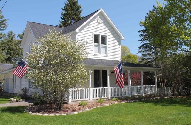 Charming in-town modern farmhouse-3 bedroom/2 bath. Walk to beach and shops.
