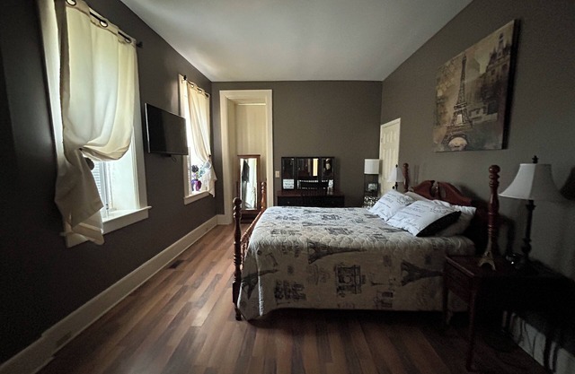 Charming Italianate design manor offers private room and bath,private entrance