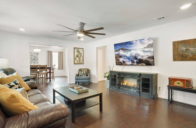 Charming King Bed House Centrally Located with Fast WiFi