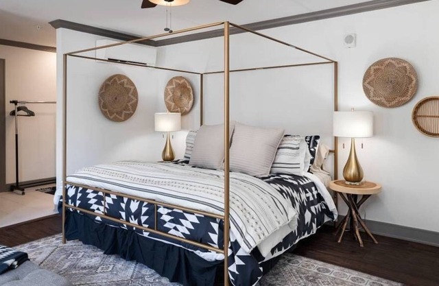 Charming King Studio on Mainstreet | Walk To Shops